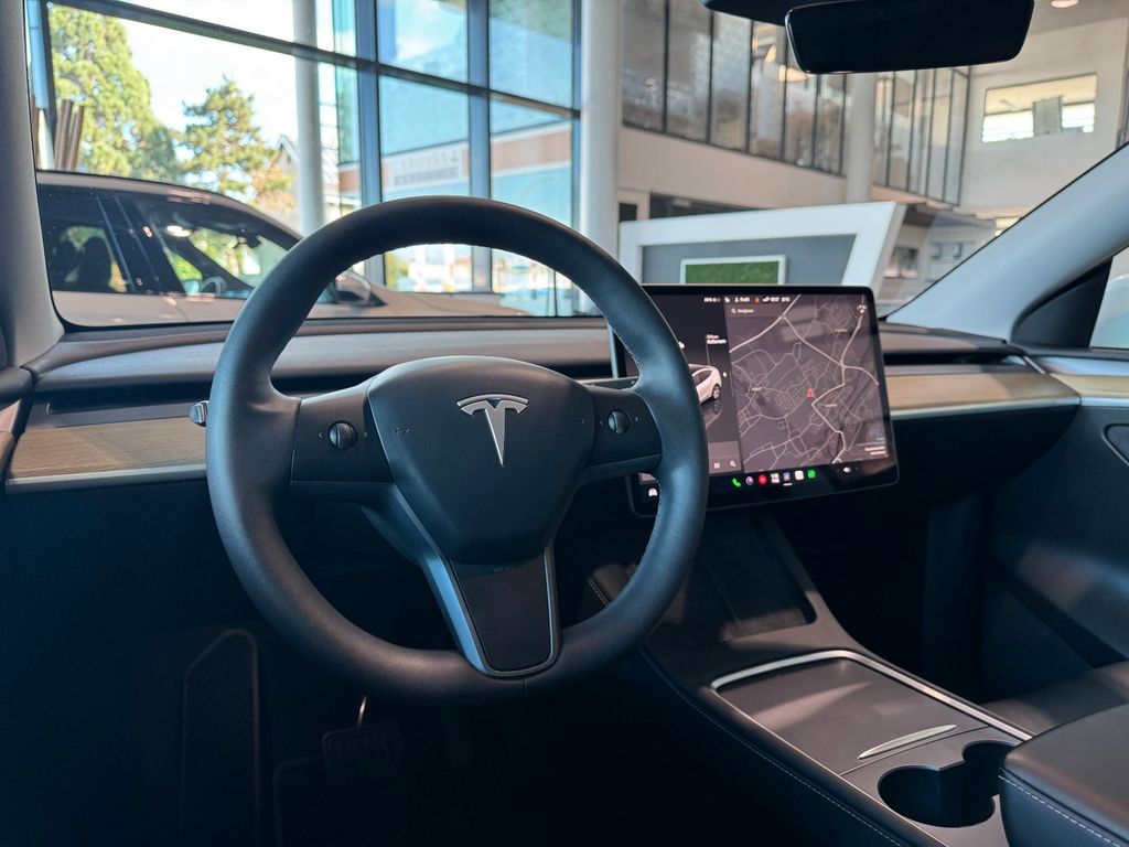 Tesla Model Y RWD Navi Panorama LED Kamera AHK