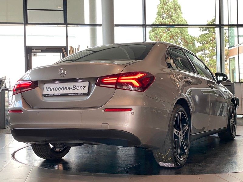 Mercedes-Benz A 180d Limousine DCT Navi Sitzhzg LED ParkAssist
