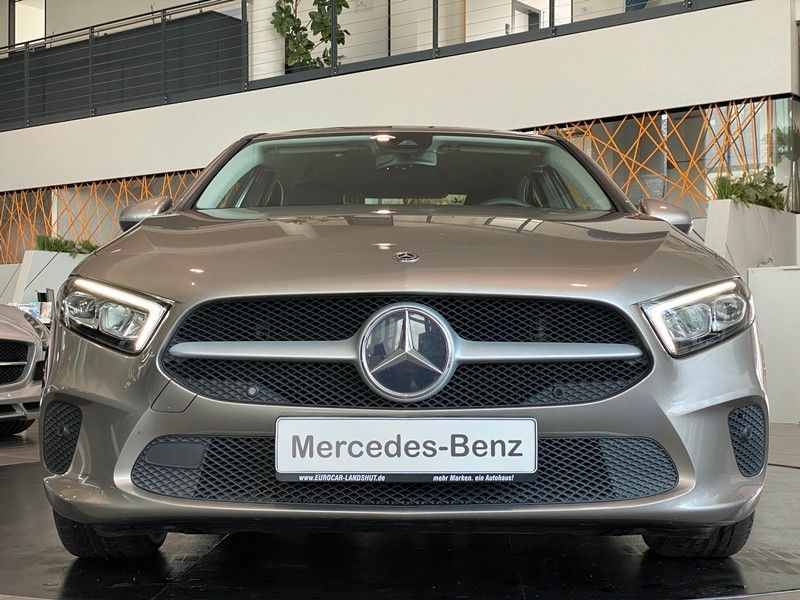 Mercedes-Benz A 180d Limousine DCT Navi Sitzhzg LED ParkAssist