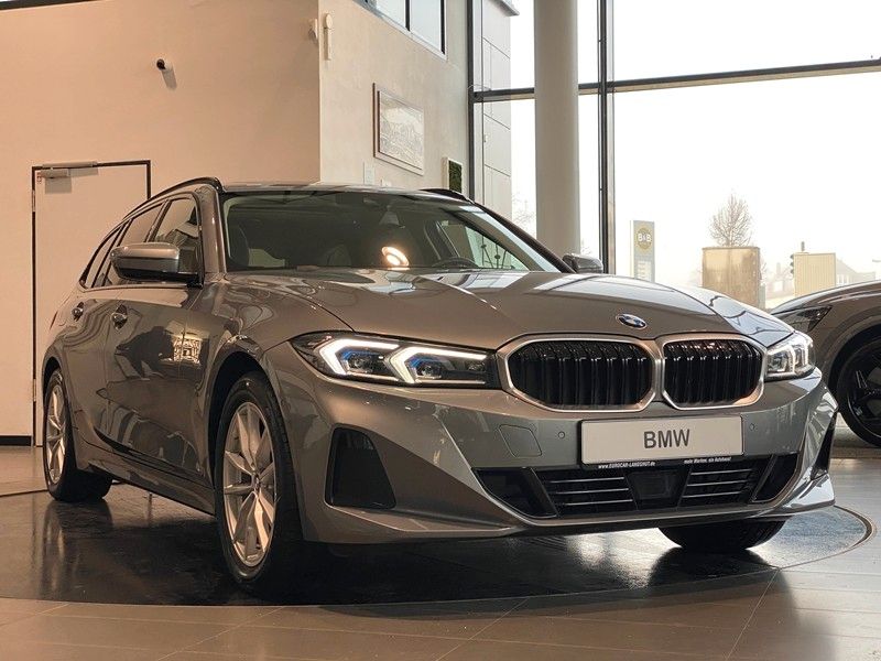 BMW 318d Touring Curved Pano SportS Kam H&K HUD ACC