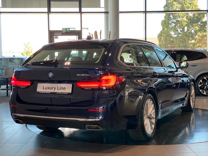 BMW 530e Luxury CockpitProf Memory SurrView Pano H&K