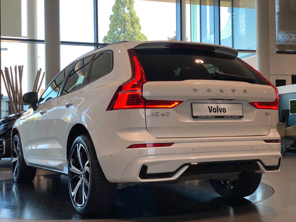 Volvo XC60 B4 Plus Dark Navi LED Memory H&K ACC 360°