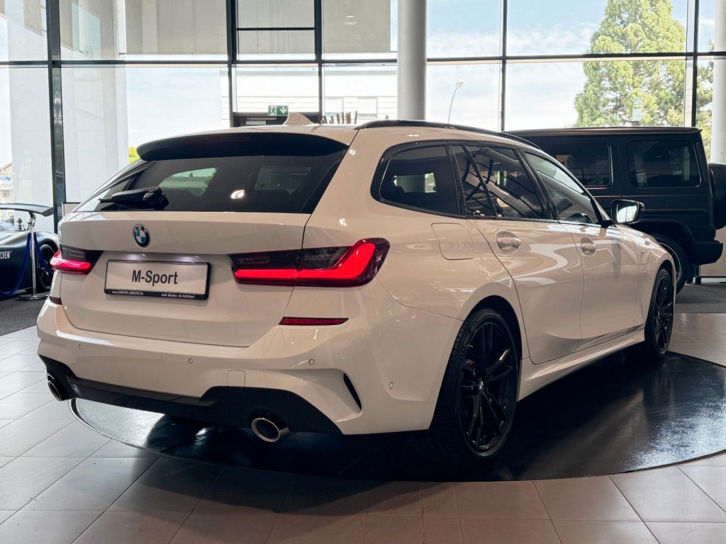 BMW 330i xDrive M-Sport CockpitProf Laser Pano Leder