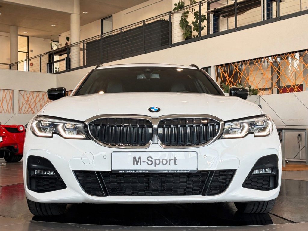 BMW 330i xDrive M-Sport CockpitProf Laser Pano Leder