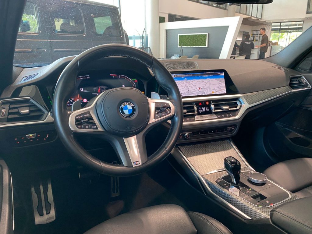 BMW 330i xDrive M-Sport CockpitProf Laser Pano Leder