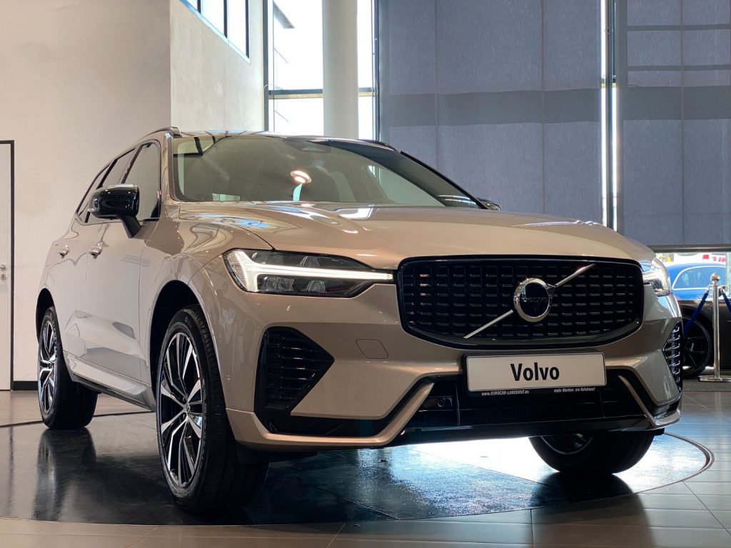 Volvo XC60 B4 Plus Dark Navi LED Memory Sthz ACC 20"