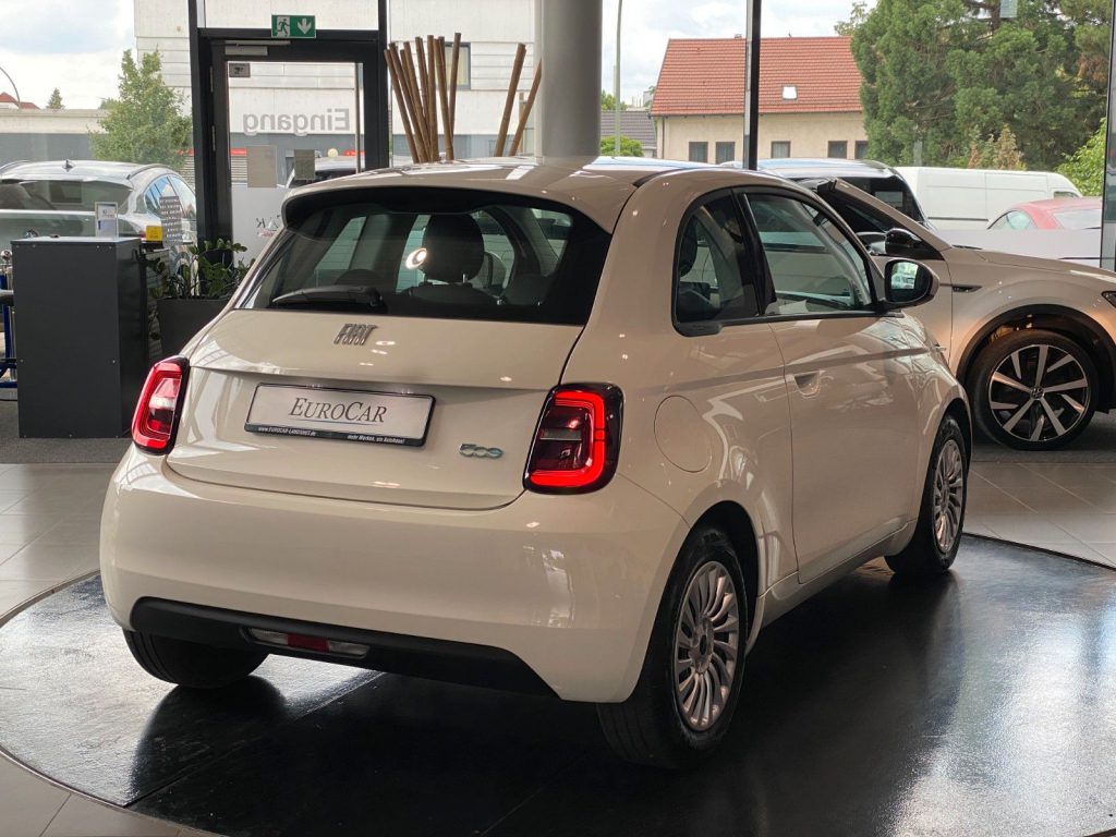 Fiat 500e SmartphoneInt. AmbienteB SpurhalteA.
