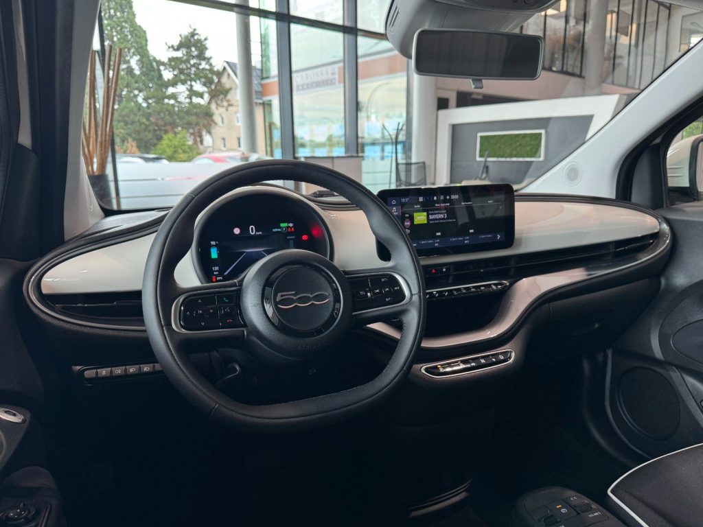 Fiat 500e SmartphoneInt. AmbienteB SpurhalteA.