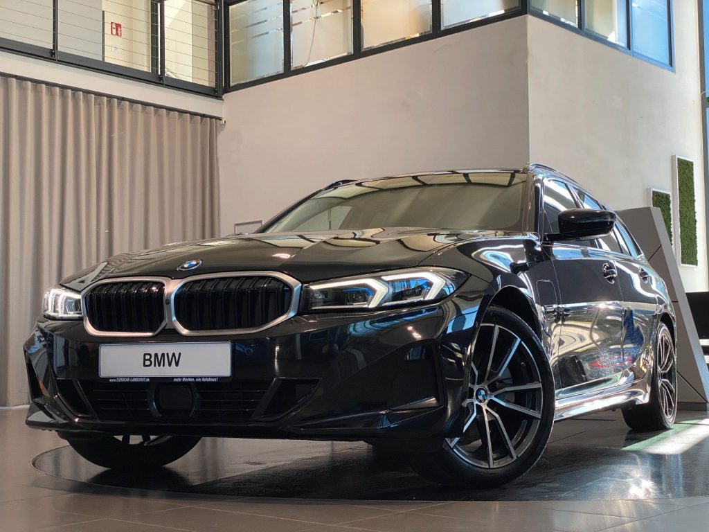 BMW 330e Curved Inno-Paket Pano SurrView HUD AHK ACC