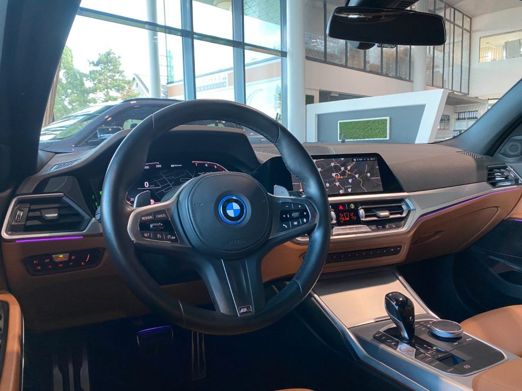 BMW 330e M-Sport Shadow Line Laser SurrView HUD 19"