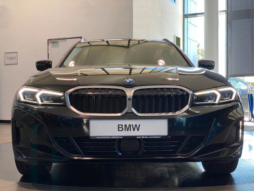 BMW 330e Curved Inno-Paket Pano SurrView HUD AHK ACC