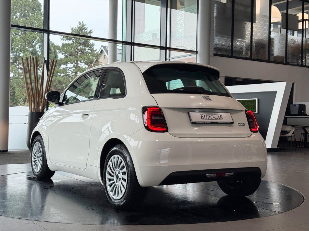 Fiat 500e SmartphoneInt. AmbienteB SpurhalteA.