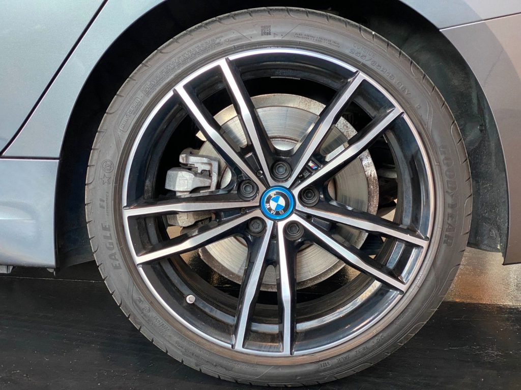 BMW 330e M-Sport Shadow Line Laser SurrView HUD 19"